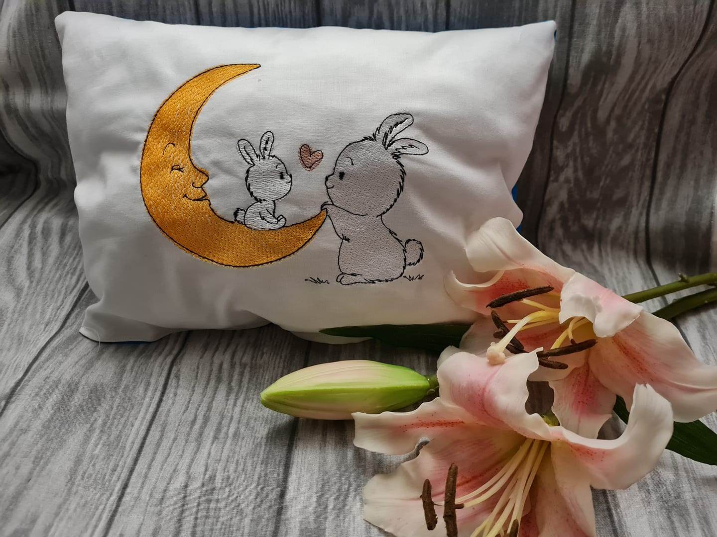 Hasenmond Stickdatei – liebevolles Mama-Baby-Motiv für Kinderzimmer, Geschenke & Herzensmomente - Sewando
