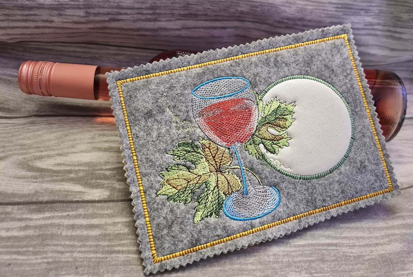 Weinglas Stickdatei – stilvolles Motiv für Küche, Feste & Geschenke - Sewando