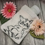 Waschbär Stickdatei – charmantes Doodle-Motiv für Kinder & Kleidung - Sewando