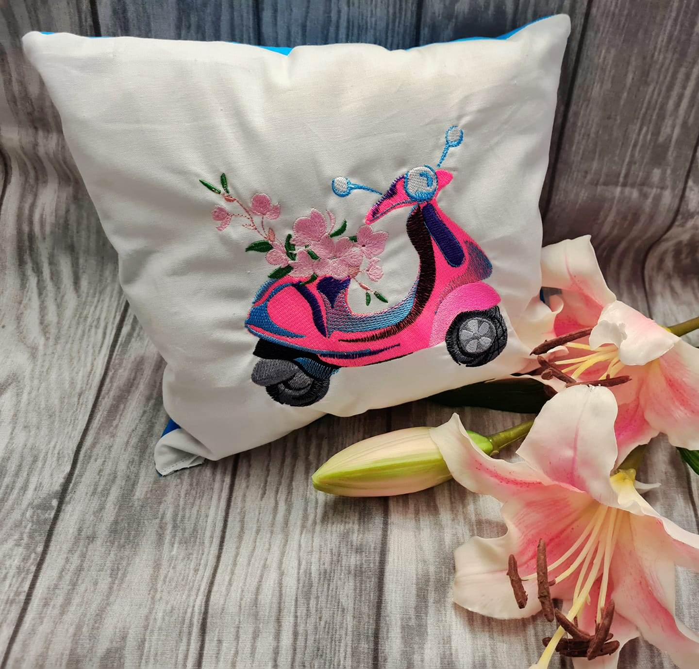 Roller Stickdatei – verspieltes Sommermotiv für Kleidung & Taschen - Sewando