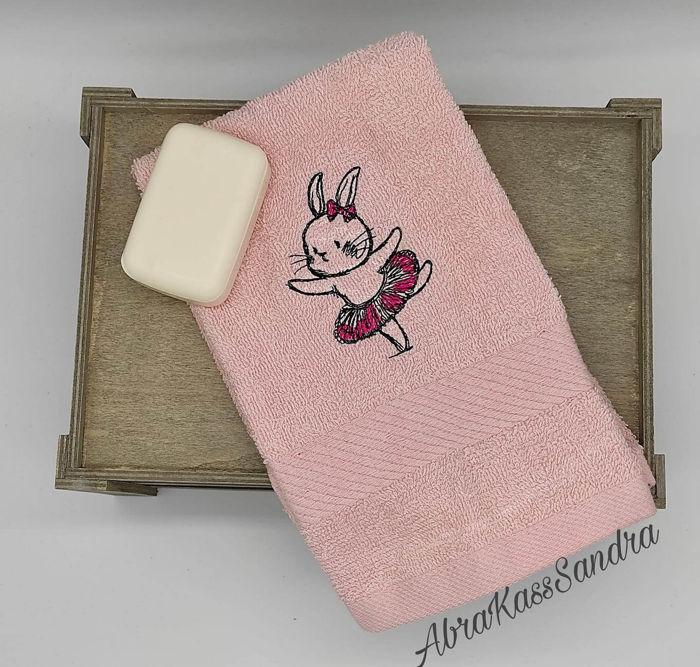 Ballerina Hase Stickdatei – niedliches Häschen für Kinderkleidung & Geschenke - Sewando