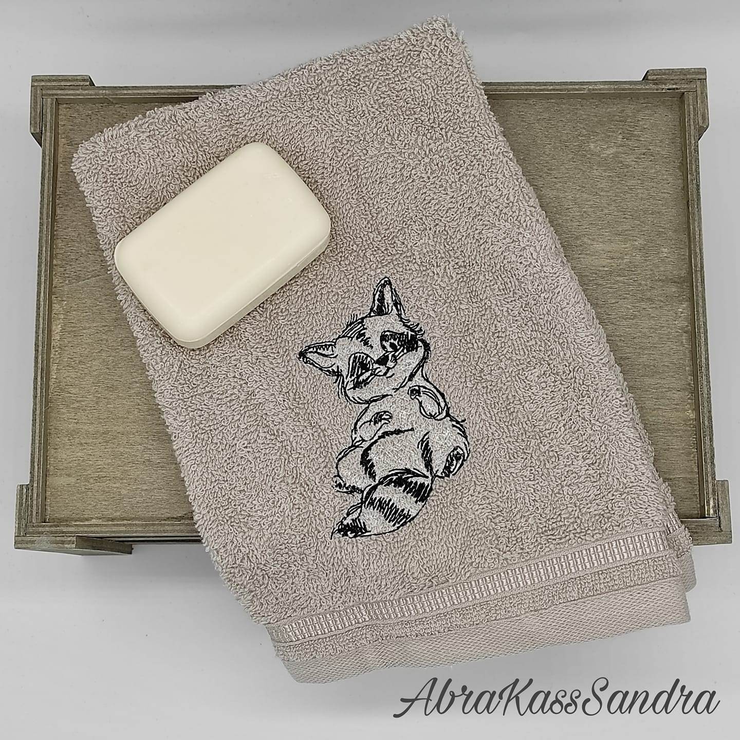 Waschbär Stickdatei – charmantes Doodle-Motiv für Kinder & Kleidung - Sewando