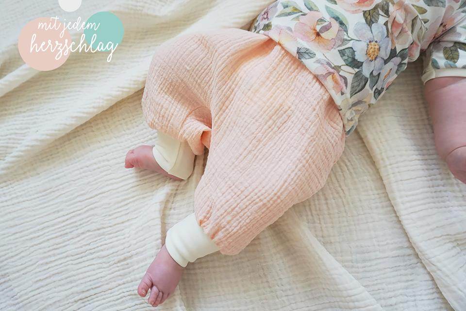 Cutie-Pants-Baby & Bloomer Hose Schnittmuster für Musselin/ Webstoffe Gr. 44-92 : - Sewando