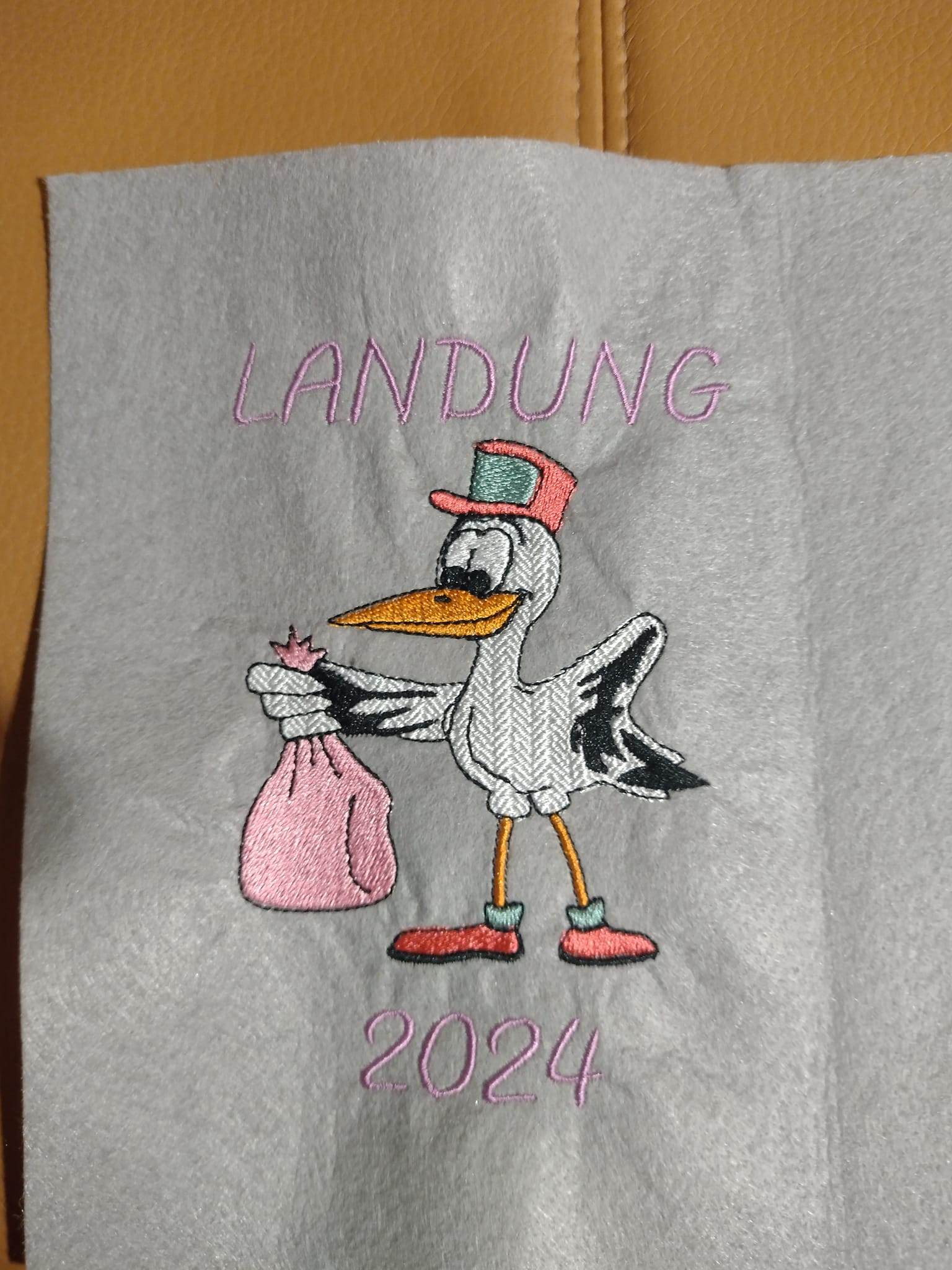 Stickdatei - Storchenpost - Klapperstorch mit Beutel - Sewando