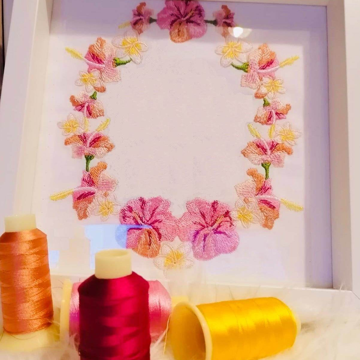 Blumenrahmen Stickdatei – Tropisches Blumenmotiv als verspielter Rahmen - Sewando