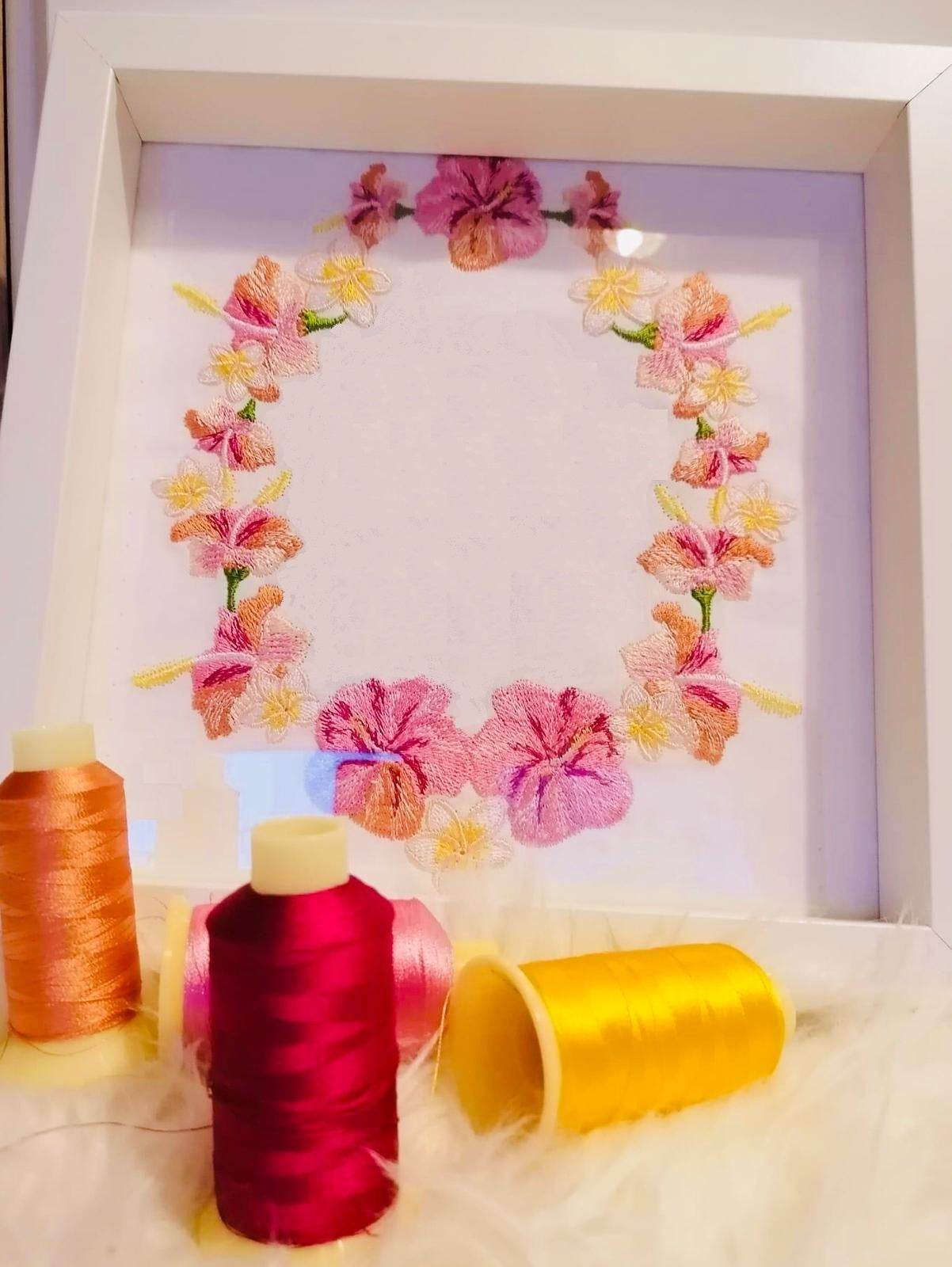Blumenrahmen Stickdatei – Tropisches Blumenmotiv als verspielter Rahmen - Sewando