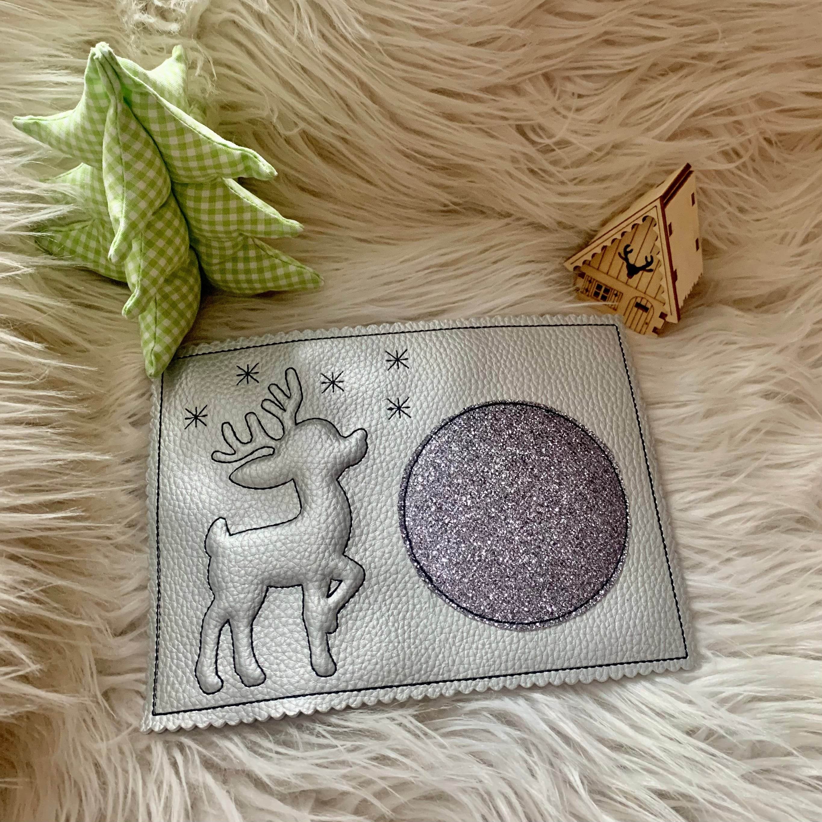 Stickdatei 3D Rentier Adventskalender Geschenkanhänger Mug Rug Set 886 Weihnachten - Sewando