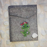 Dino Applikation Stickdatei – cooler Dino mit Basecap für kleine Abenteurer - Sewando