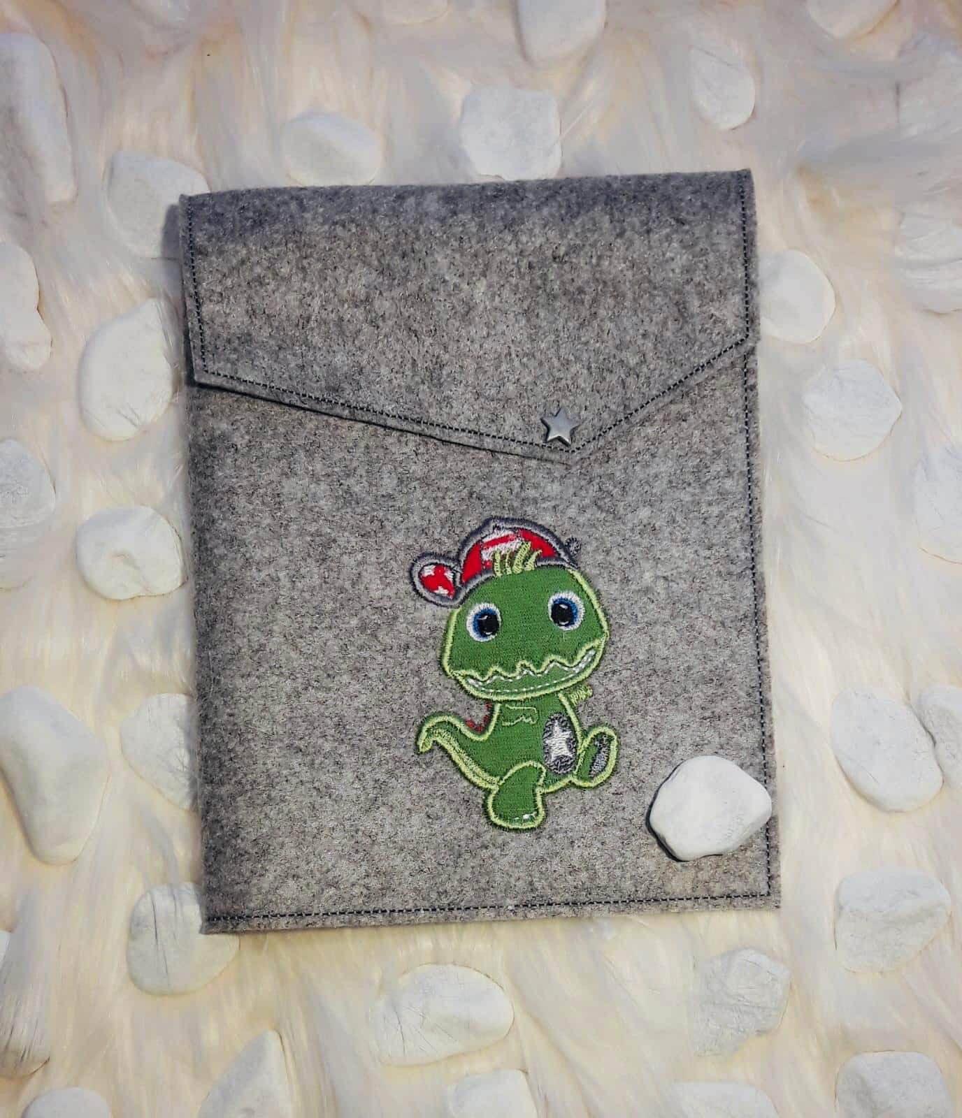 Dino Applikation Stickdatei – cooler Dino mit Basecap für kleine Abenteurer - Sewando