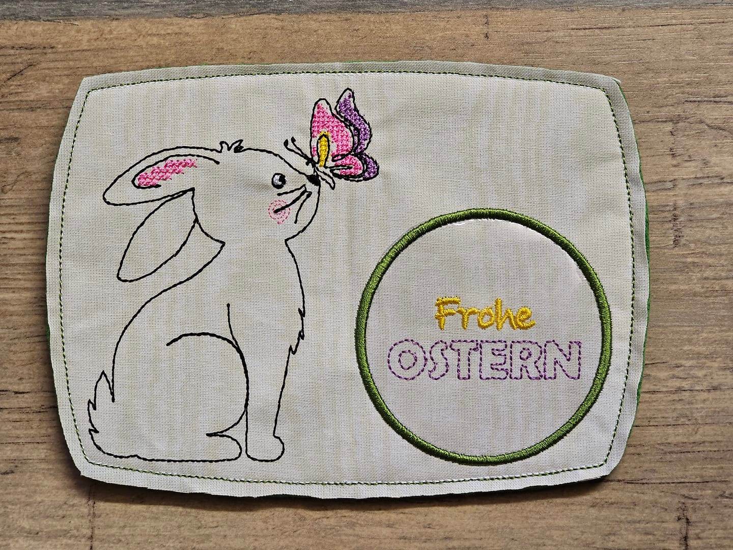 Stickdatei Mugrug Hase mit Schmetterling - Sewando