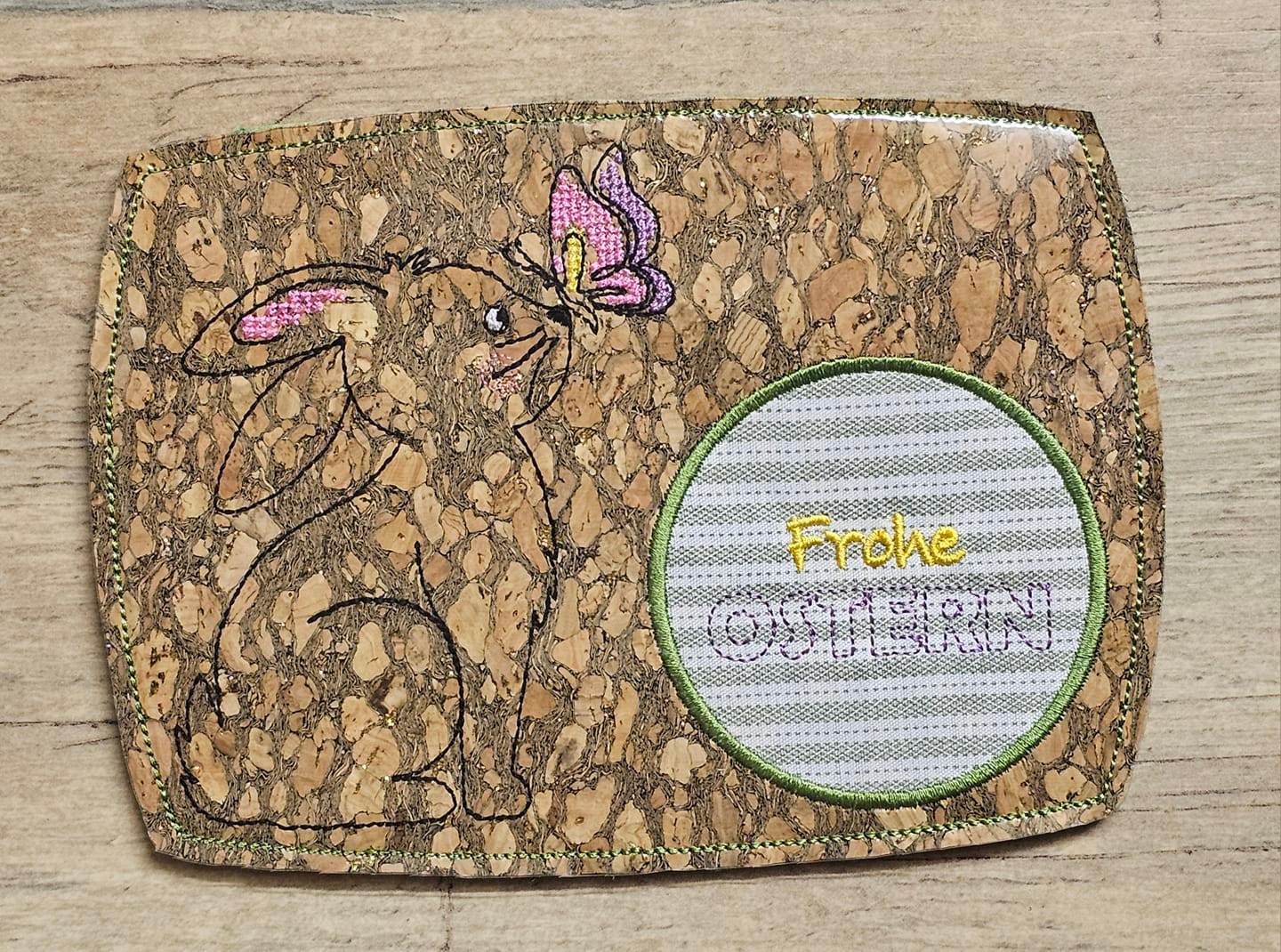 Stickdatei Mugrug Hase mit Schmetterling - Sewando