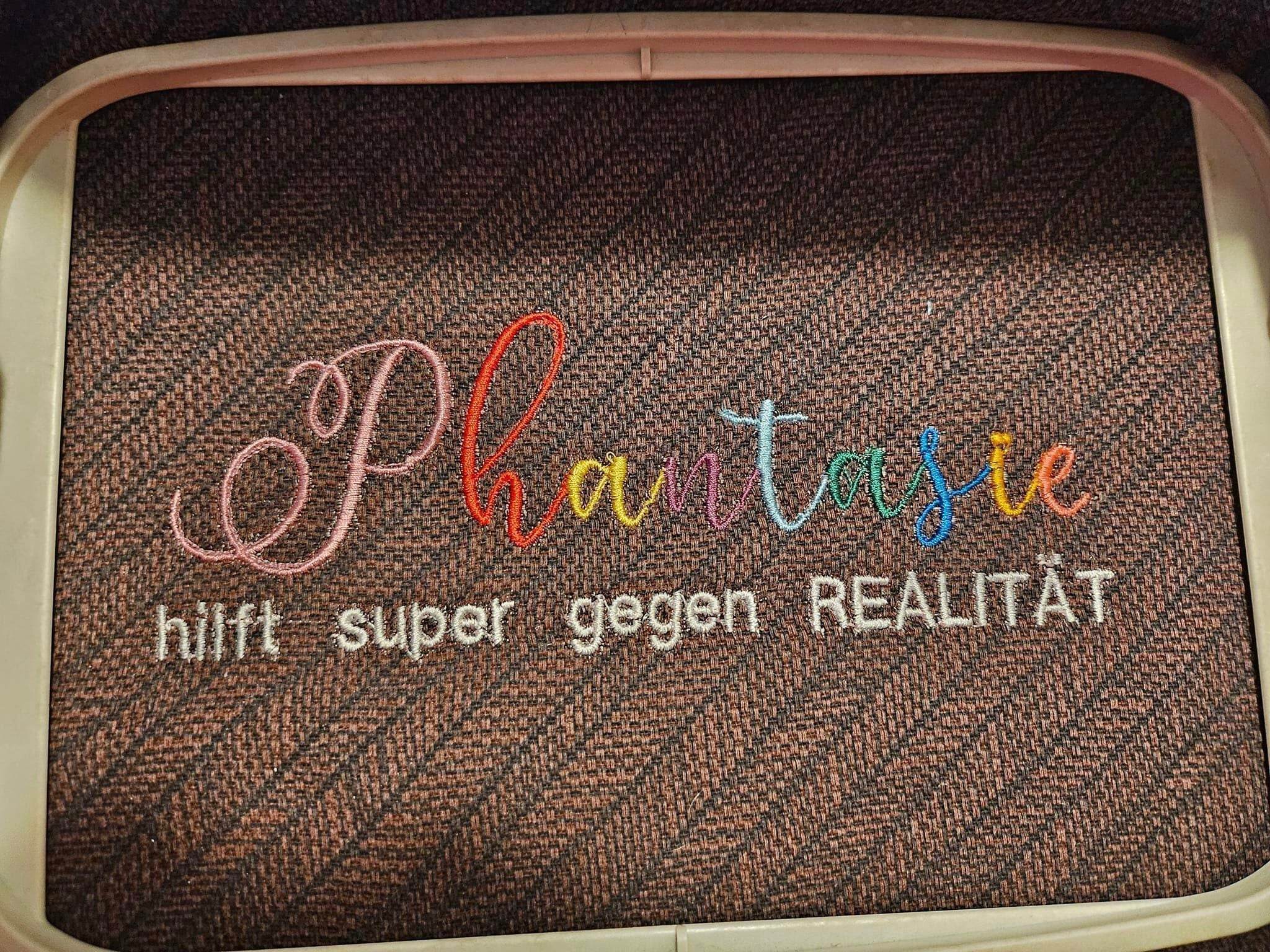 Stickdatei Spruch - Phantasie hilft super gegen Realität - Sewando