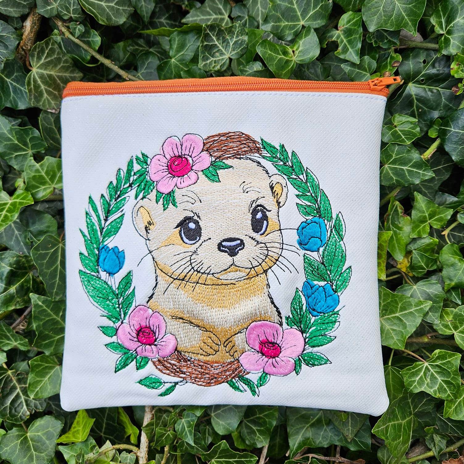 Verspielter Otter mit Blumenkranz – Stickdatei für deine Stickmaschine - Sewando