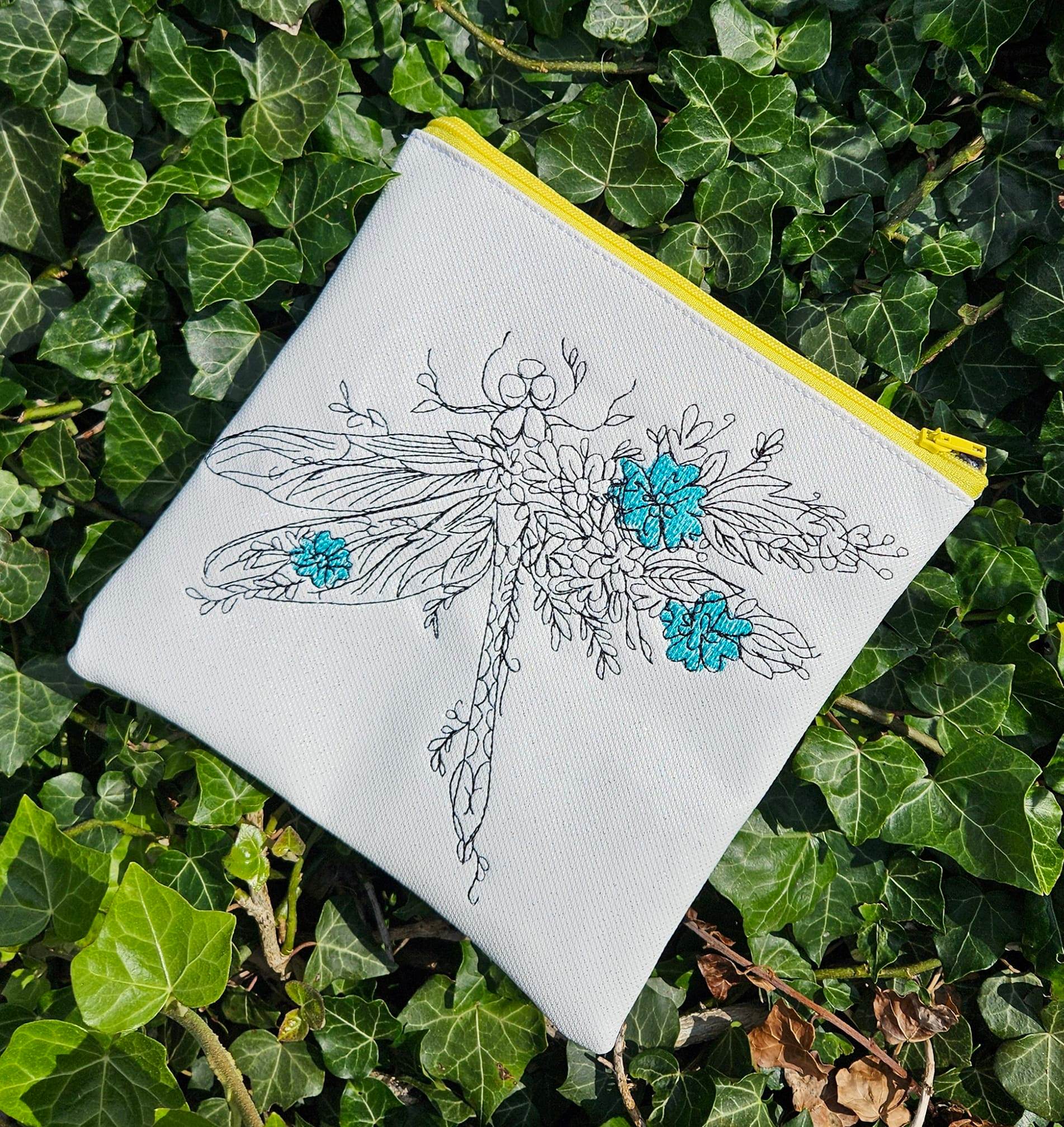 Zarte Libelle mit floraler Umrahmung – Stickdatei für deine Stickmaschine - Sewando