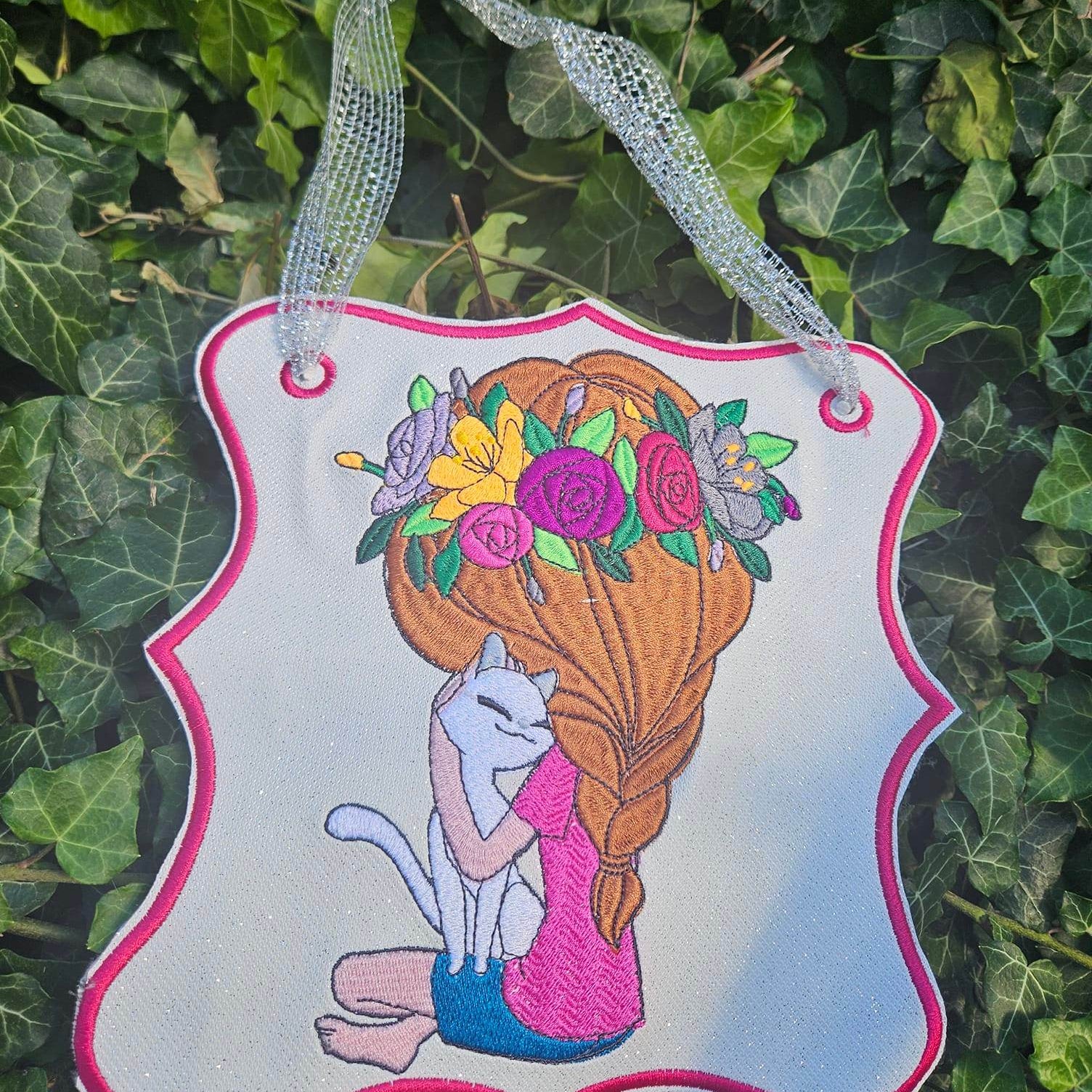 Mädchen mit Katze Stickdatei – liebevolles Motiv für Geschenke & Kleidung - Sewando