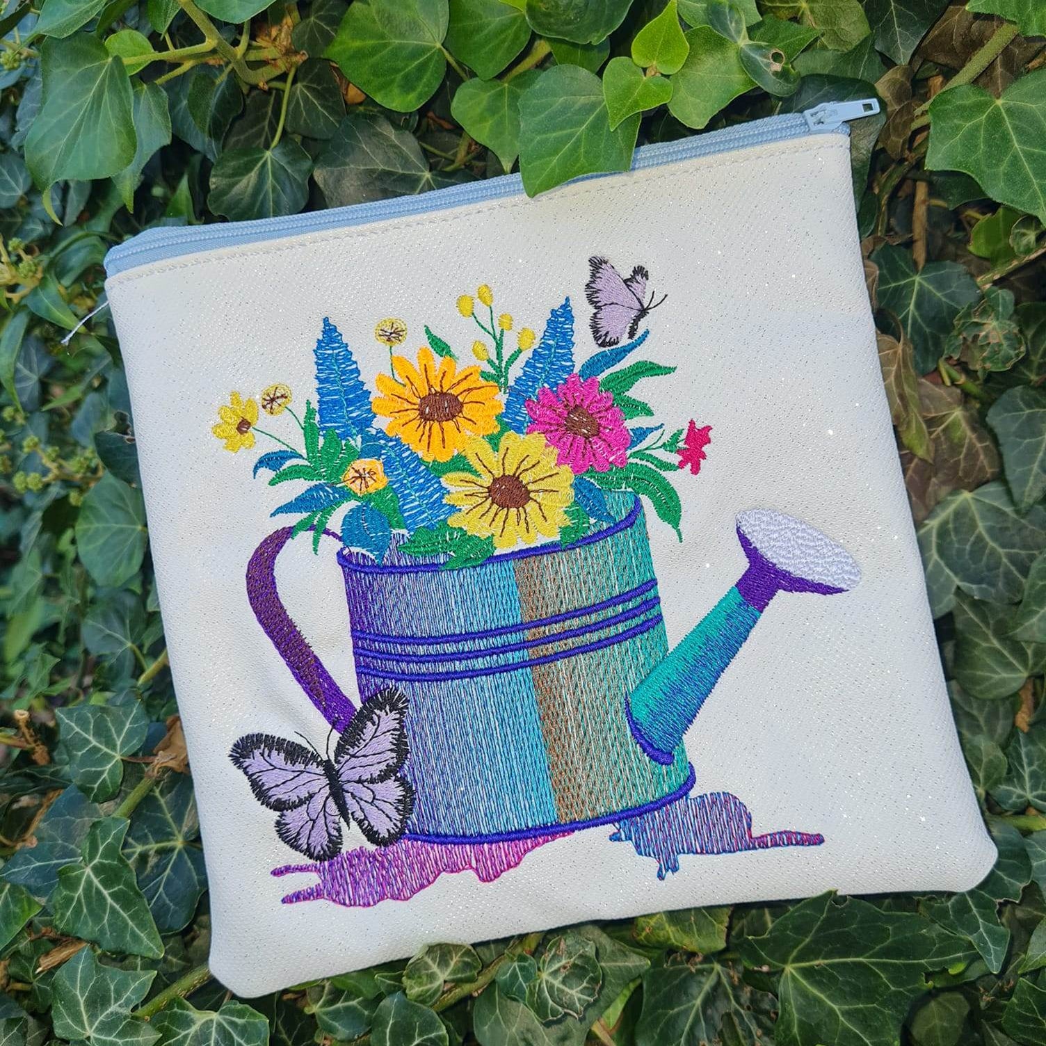 Gießkanne mit Blumen und Schmetterling Stickdatei – detailreiches Gartenmotiv für deine Stickmaschine - Sewando