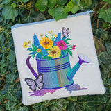 Gießkanne mit Blumen und Schmetterling Stickdatei – detailreiches Gartenmotiv für deine Stickmaschine - Sewando