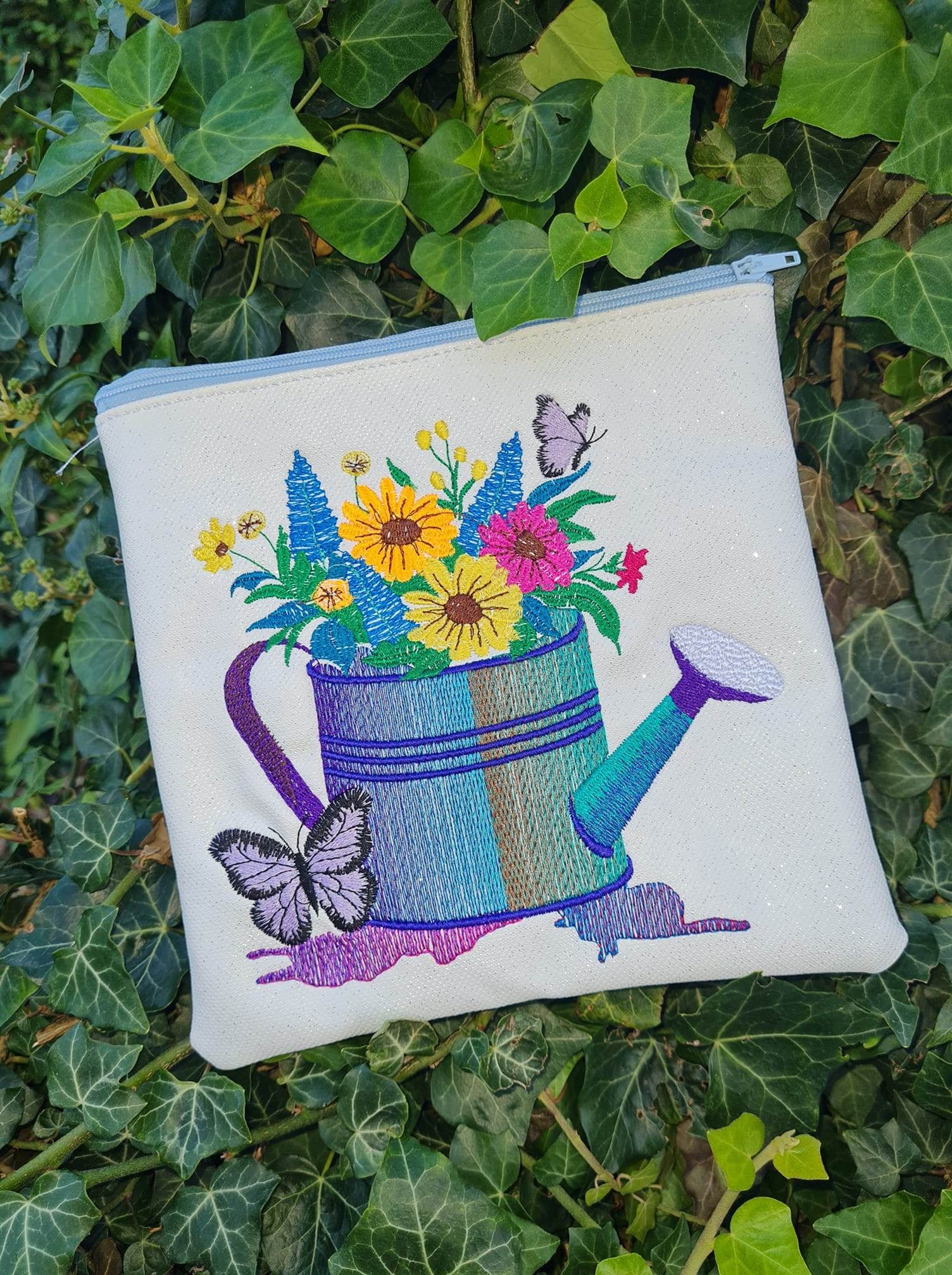 Gießkanne mit Blumen und Schmetterling Stickdatei – detailreiches Gartenmotiv für deine Stickmaschine - Sewando