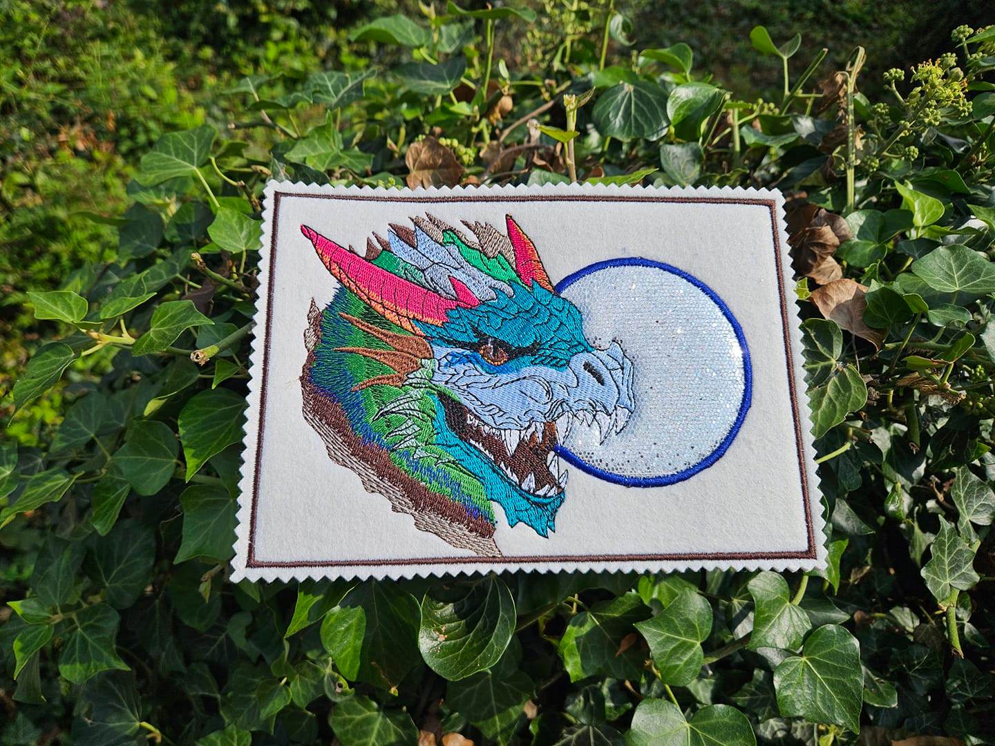 Drache Stickdatei – feuerspeiender Fantasy-König für deine Stickmaschine - Sewando