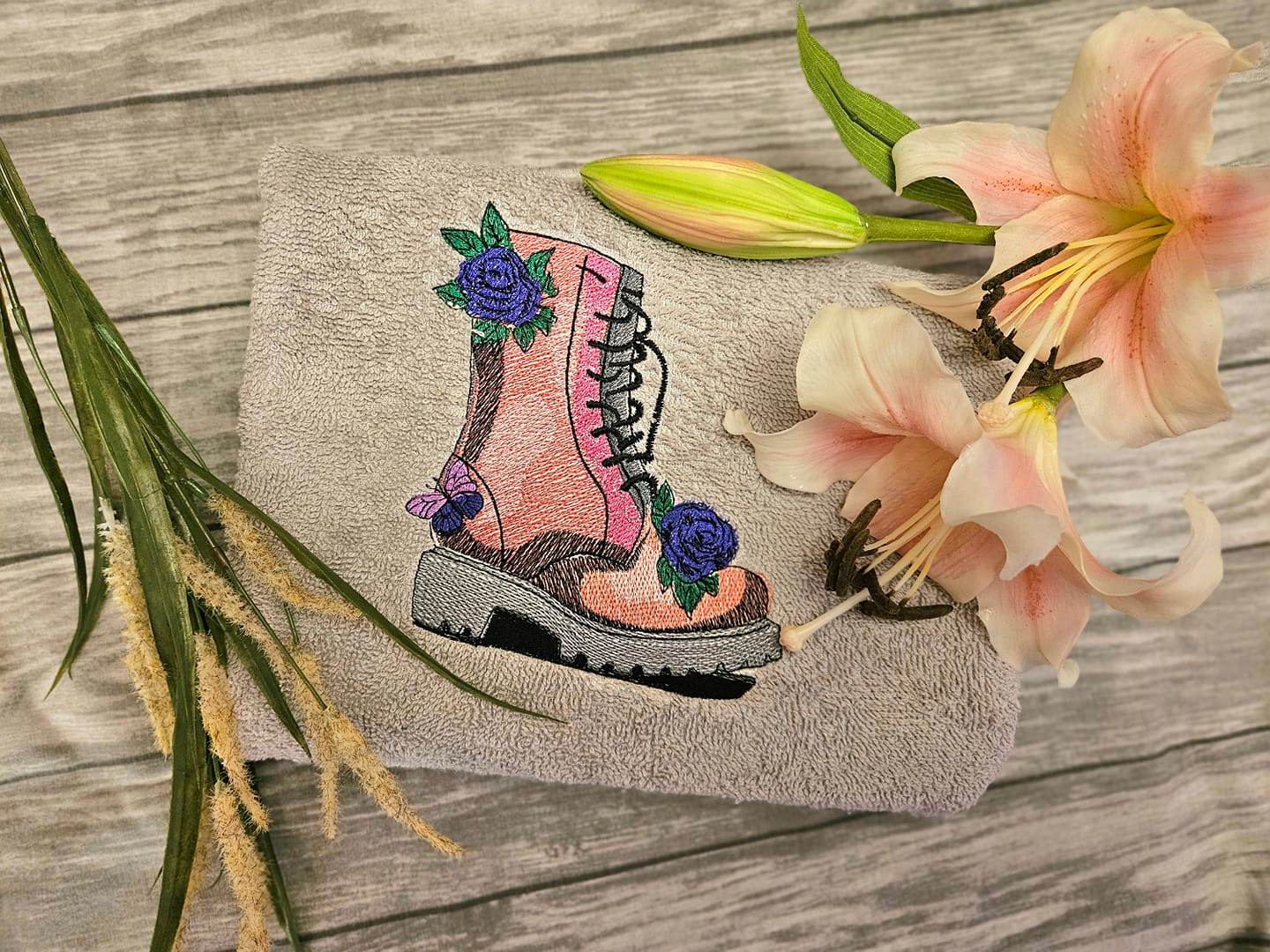 Stiefel Stickdatei – cooler Boots-Style mit floraler Attitüde für deine Stickmaschine - Sewando