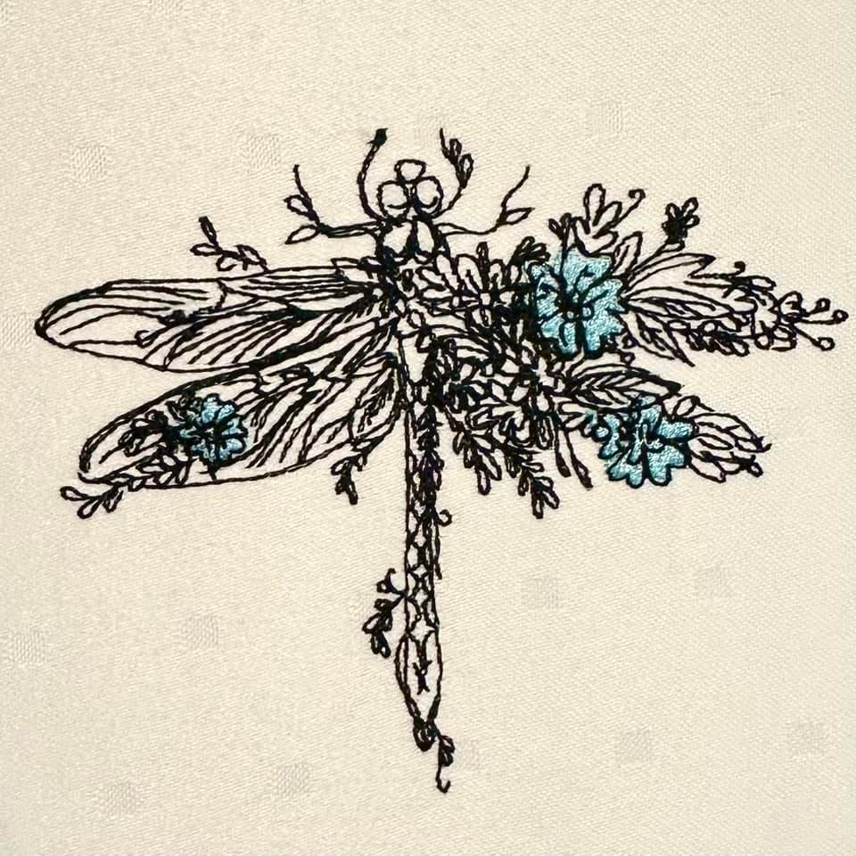 Zarte Libelle mit floraler Umrahmung – Stickdatei für deine Stickmaschine - Sewando