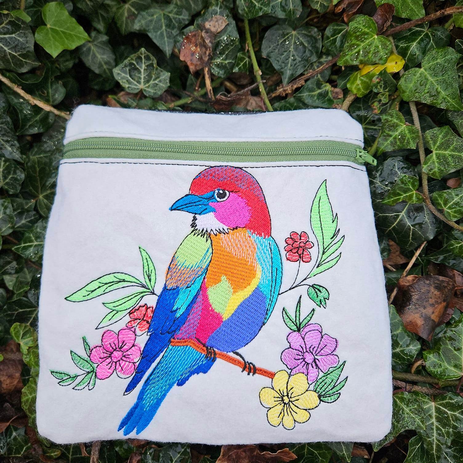 Vogel Stickdatei – bunter Frühlingsbote mit Blütenzauber für deine Stickmaschine - Sewando