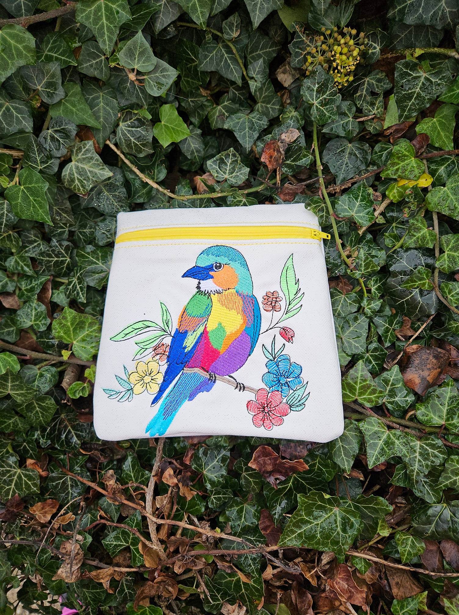 Vogel Stickdatei – bunter Frühlingsbote mit Blütenzauber für deine Stickmaschine - Sewando