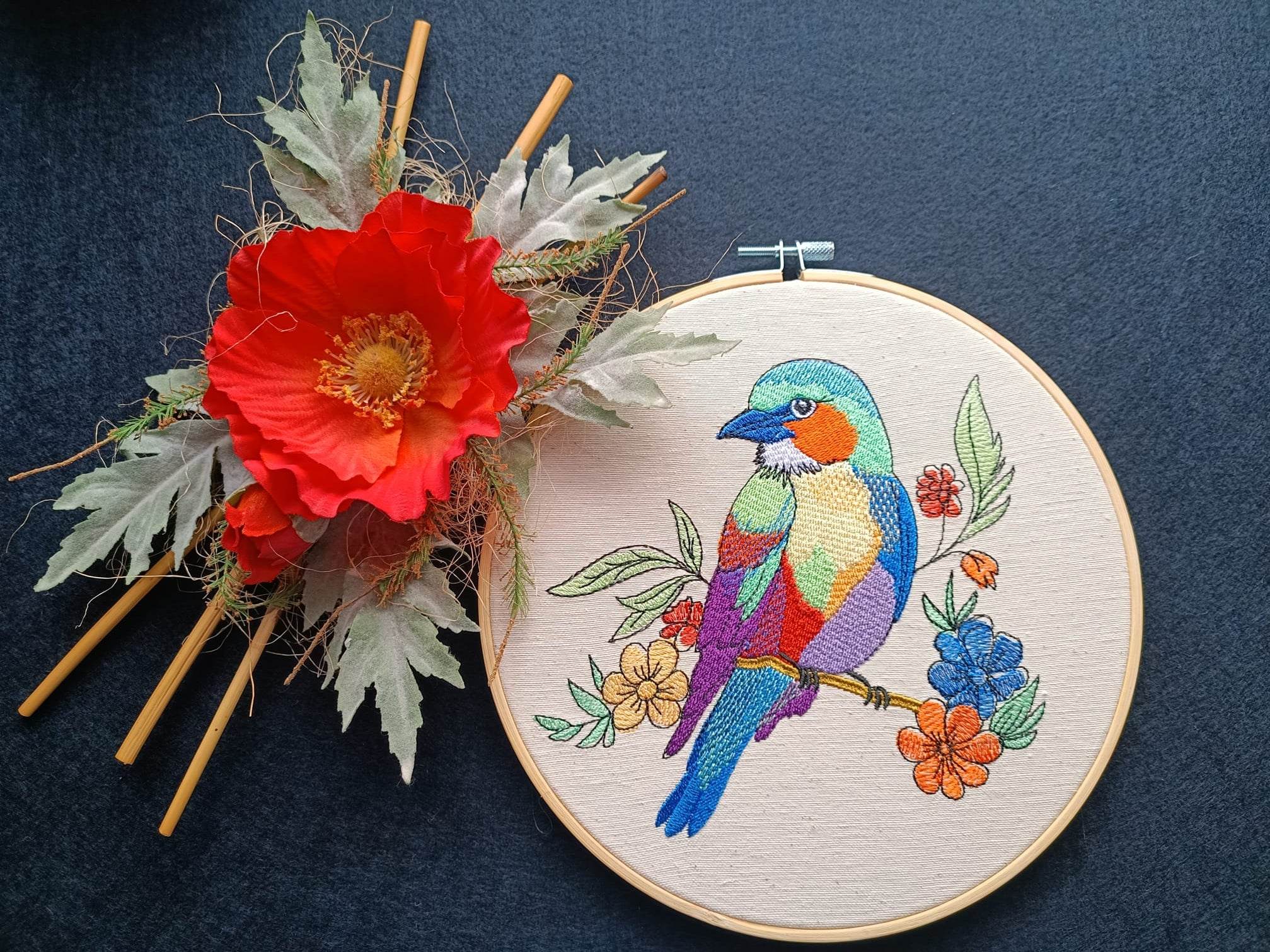 Vogel Stickdatei – bunter Frühlingsbote mit Blütenzauber für deine Stickmaschine - Sewando