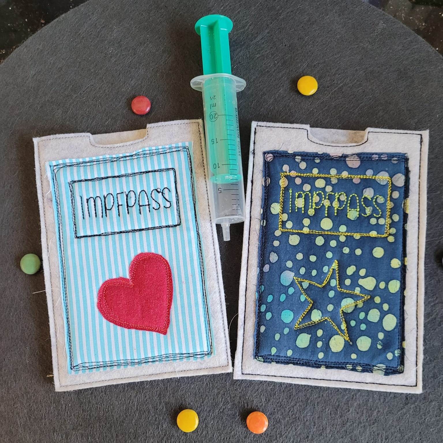 Stickdatei - SCRIBBLE Impfpass - Hüllen (6 Motive) - Sewando