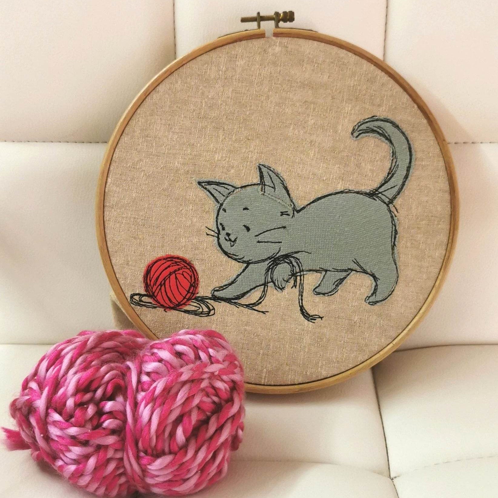 Spielende Katze Stickdatei – charmante Applikation für Kleidung & Kindergeschenke - Sewando