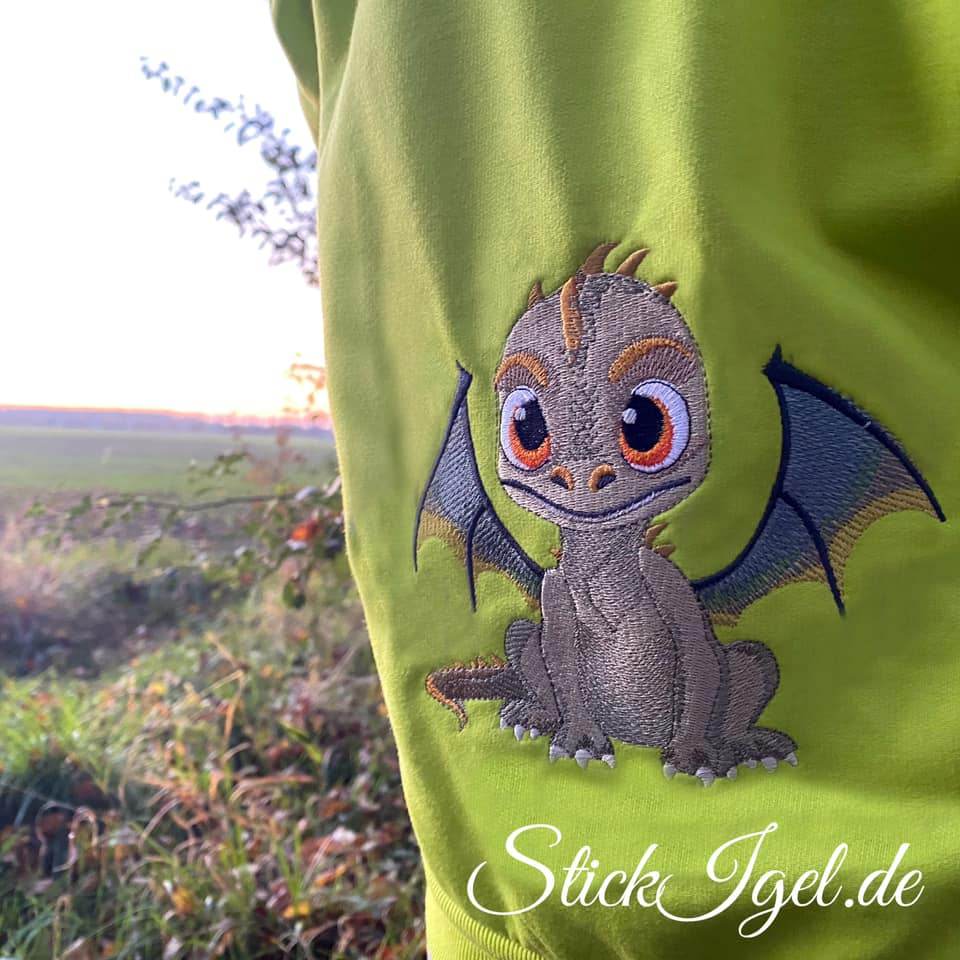 Drache Stickdatei – der freche Mini-Feuerspucker zum Verlieben für deine Stickmaschine - Sewando
