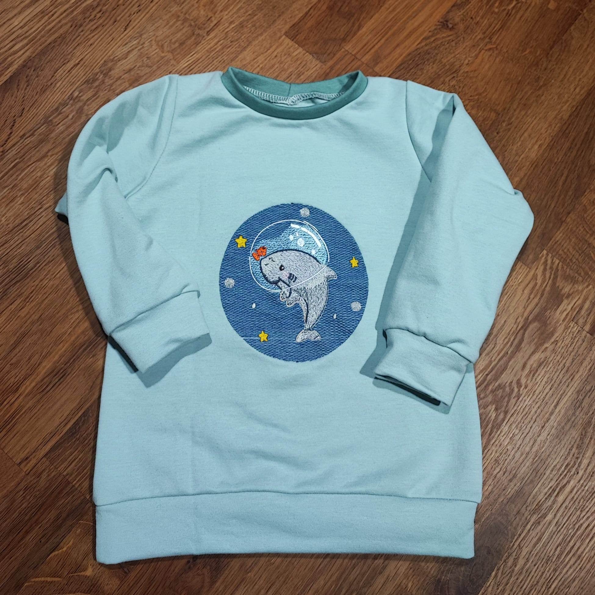 Hai Stickdatei – verspieltes Weltraum-Motiv für Kinderkleidung & kreative Deko - Sewando