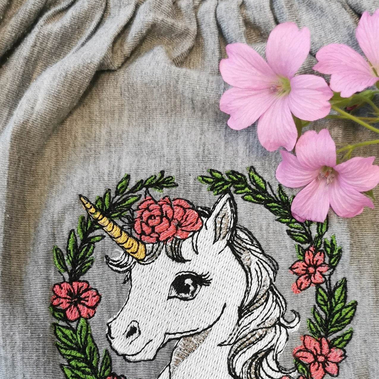 Einhorn Stickdatei – märchenhaftes Zauberwesen im Blumenkranz für deine Stickmaschine - Sewando