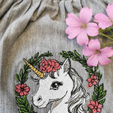 Einhorn Stickdatei – märchenhaftes Zauberwesen im Blumenkranz für deine Stickmaschine - Sewando