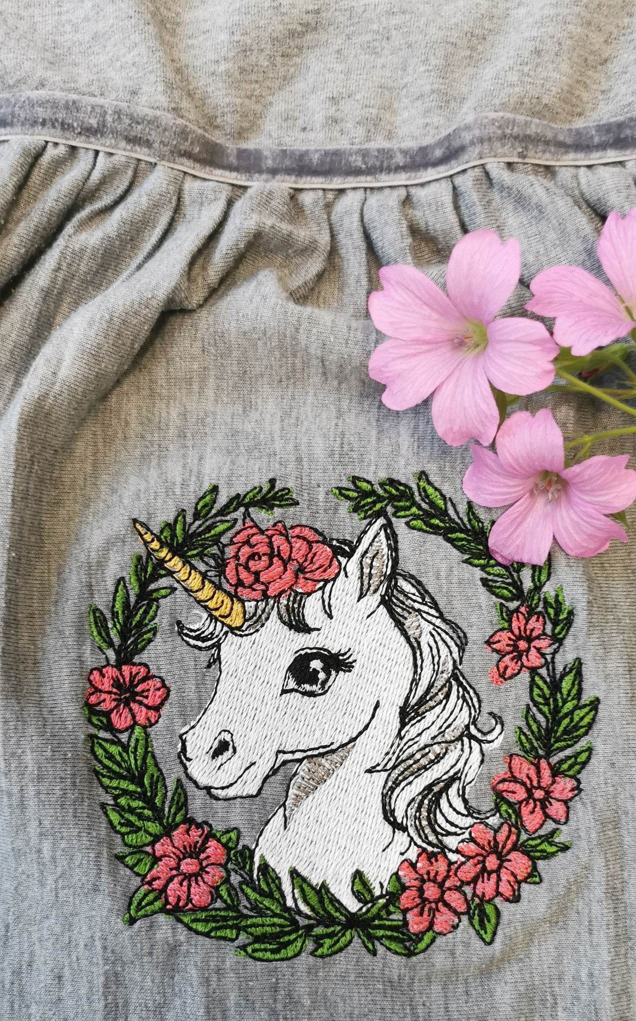 Einhorn Stickdatei – märchenhaftes Zauberwesen im Blumenkranz für deine Stickmaschine - Sewando