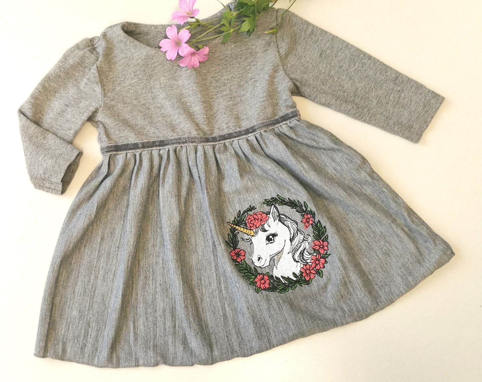 Einhorn Stickdatei – märchenhaftes Zauberwesen im Blumenkranz für deine Stickmaschine - Sewando