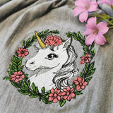 Einhorn Stickdatei – märchenhaftes Zauberwesen im Blumenkranz für deine Stickmaschine - Sewando