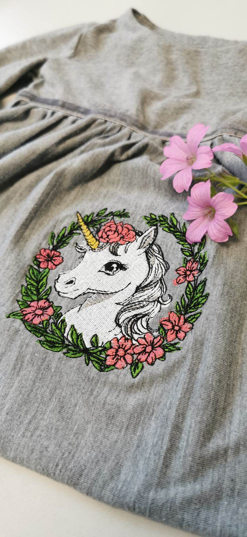 Einhorn Stickdatei – märchenhaftes Zauberwesen im Blumenkranz für deine Stickmaschine - Sewando