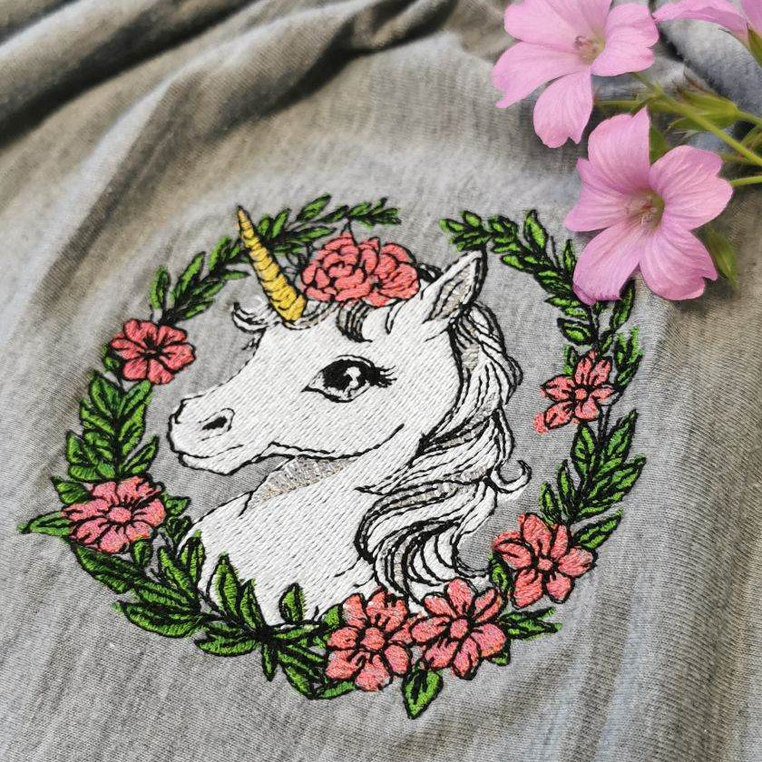 Einhorn Stickdatei – märchenhaftes Zauberwesen im Blumenkranz für deine Stickmaschine - Sewando