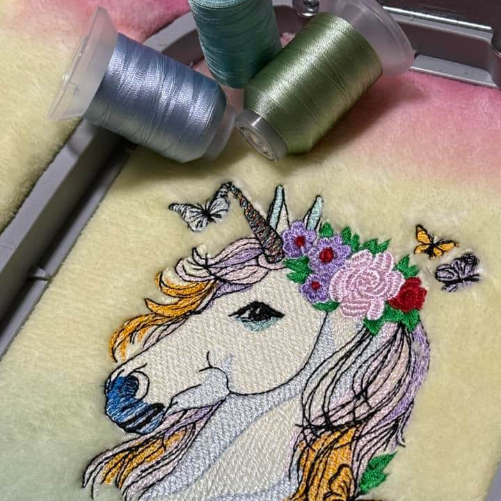 Traumhaftes Einhorn mit Blumen und Schmetterlingen – Stickdatei für deine Stickmaschine - Sewando