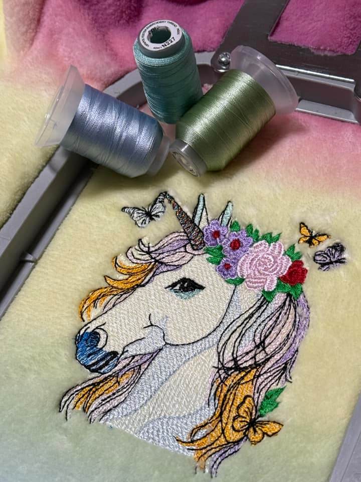 Traumhaftes Einhorn mit Blumen und Schmetterlingen – Stickdatei für deine Stickmaschine - Sewando