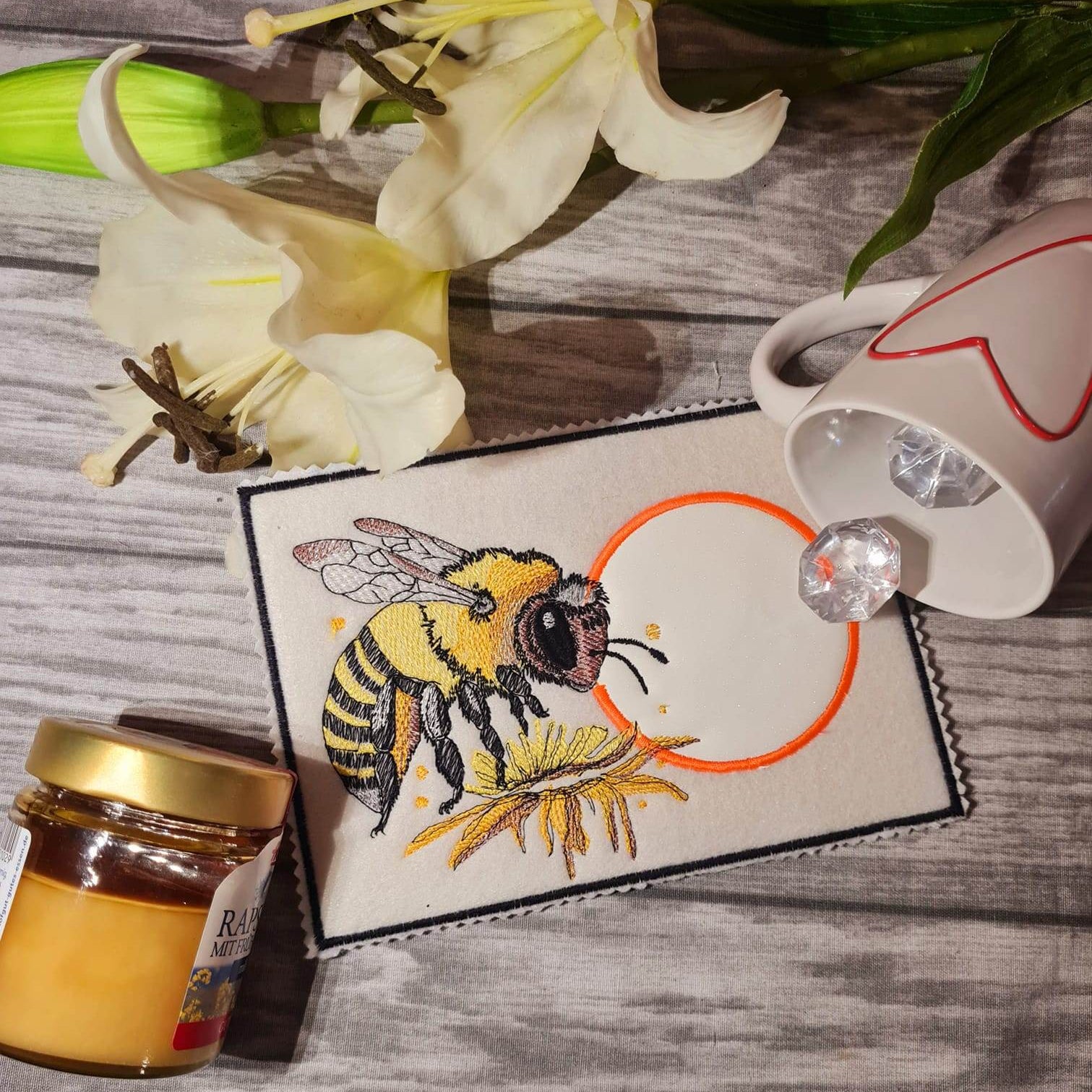 Detailreiche Biene auf Blüte – Stickdatei für deine Stickmaschine - Sewando