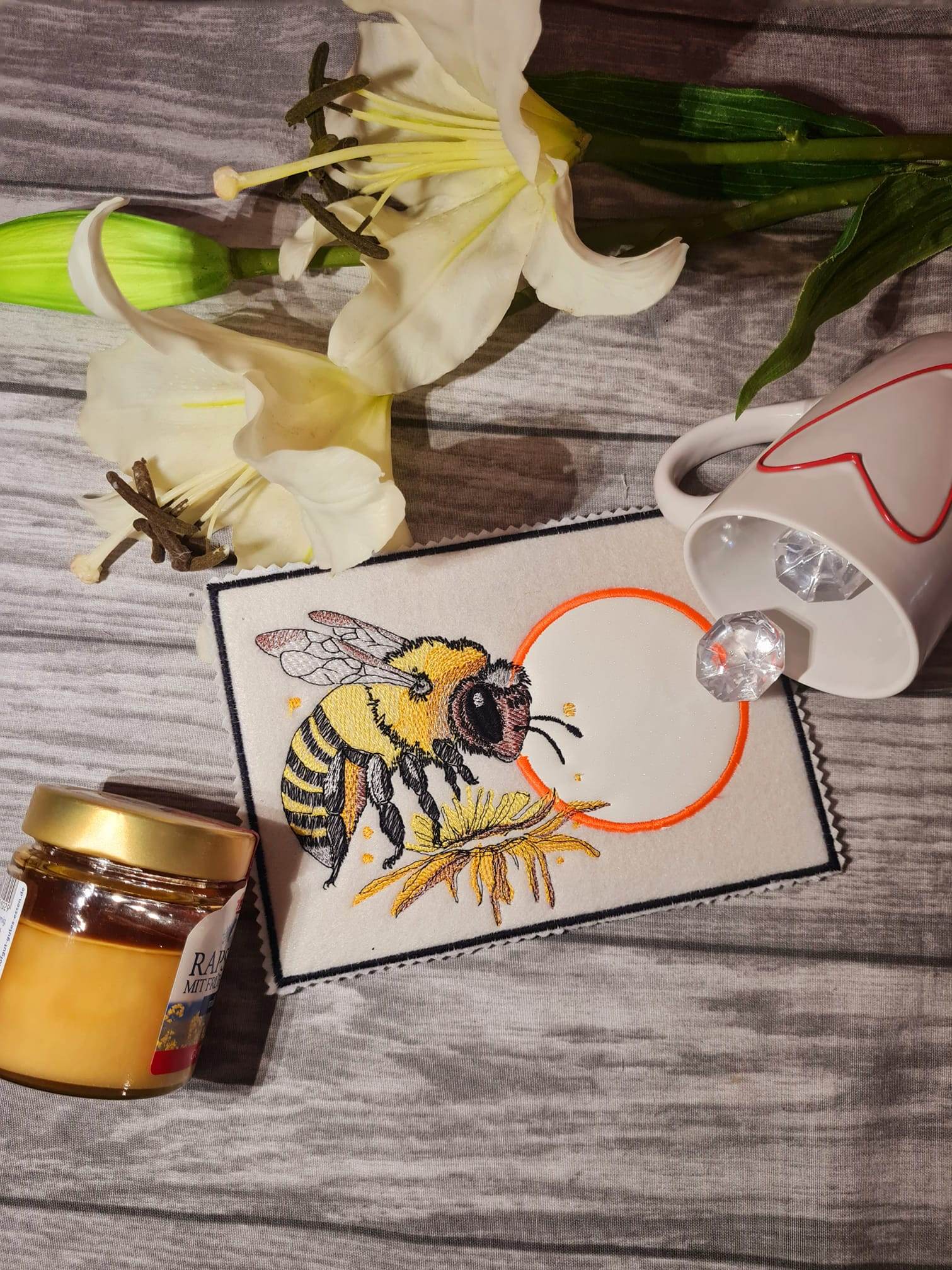 Detailreiche Biene auf Blüte – Stickdatei für deine Stickmaschine - Sewando