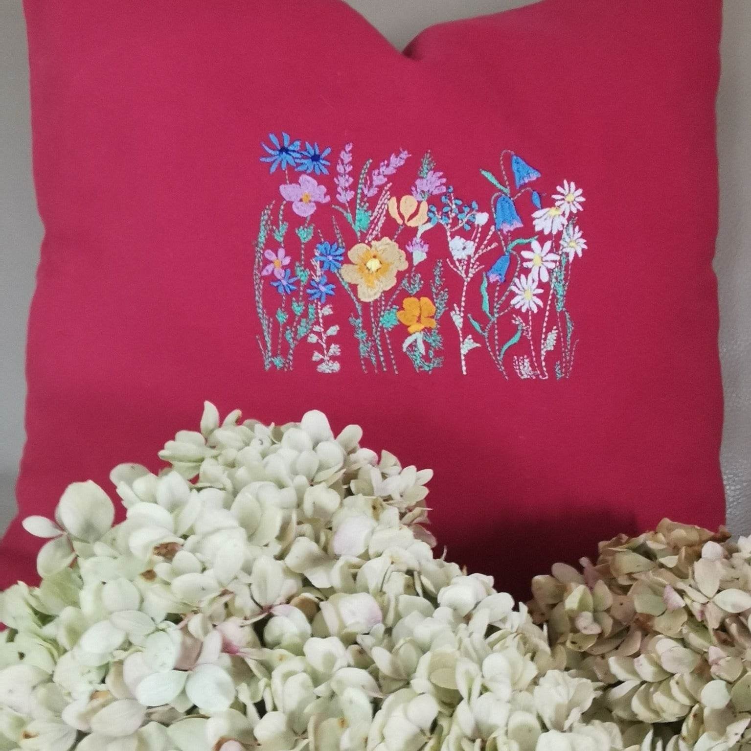 Blumenwiese mit Schmetterling – Stickdatei für deine Stickmaschine - Sewando