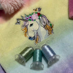 Traumhaftes Einhorn mit Blumen und Schmetterlingen – Stickdatei für deine Stickmaschine - Sewando