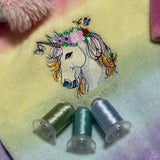 Traumhaftes Einhorn mit Blumen und Schmetterlingen – Stickdatei für deine Stickmaschine - Sewando
