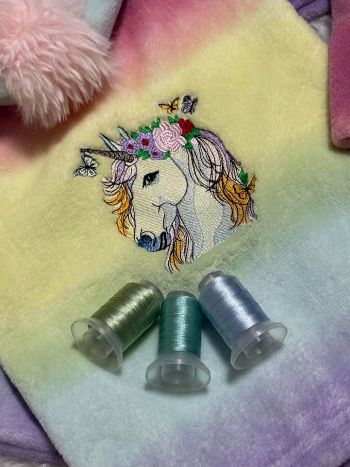 Traumhaftes Einhorn mit Blumen und Schmetterlingen – Stickdatei für deine Stickmaschine - Sewando