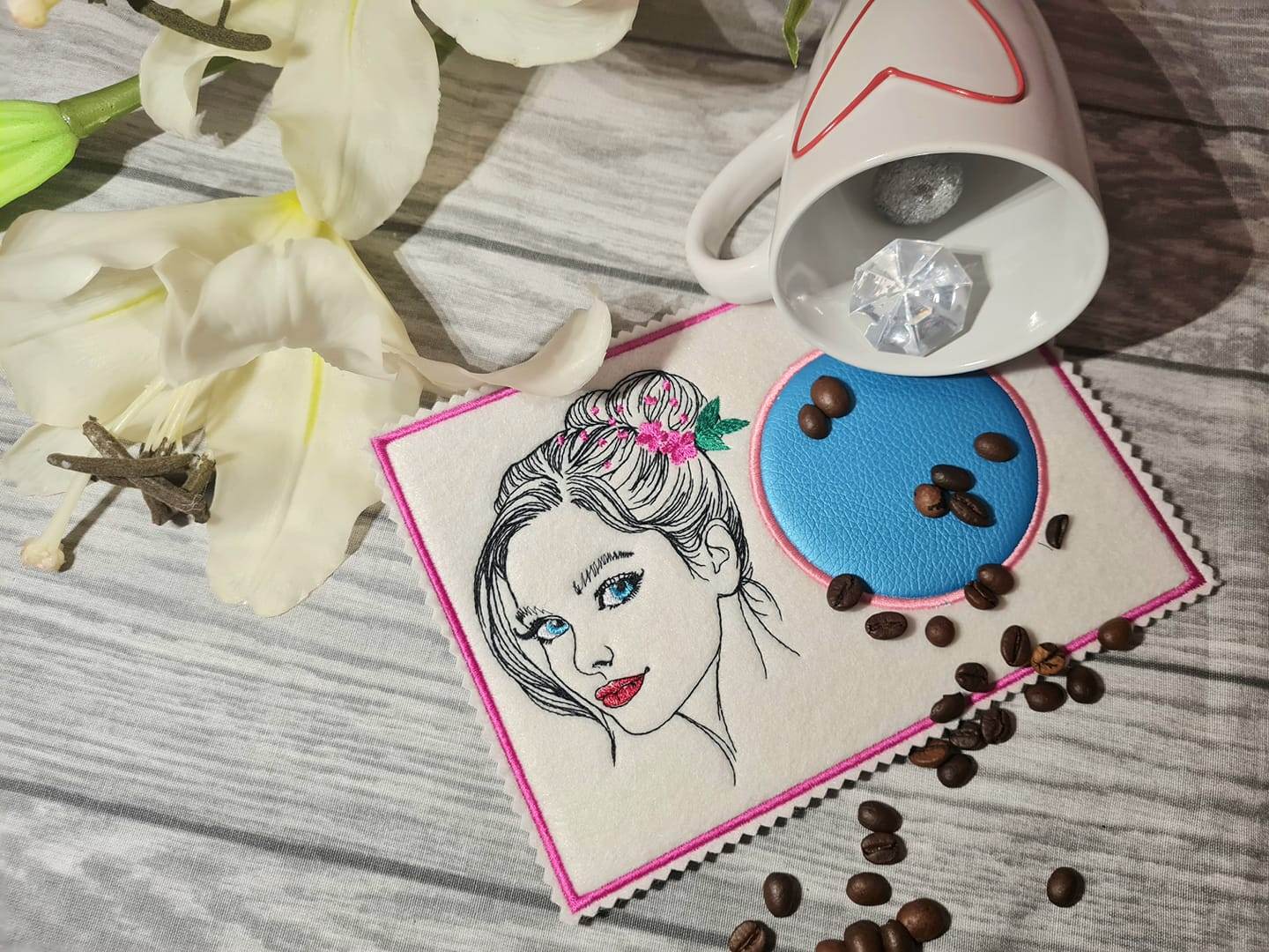 Frau Stickdatei – stilvoller Blickfang mit floraler Eleganz für deine Stickmaschine - Sewando