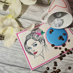 Frau Stickdatei – stilvoller Blickfang mit floraler Eleganz für deine Stickmaschine - Sewando
