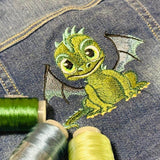 Drache Stickdatei – der freche Mini-Feuerspucker zum Verlieben für deine Stickmaschine - Sewando